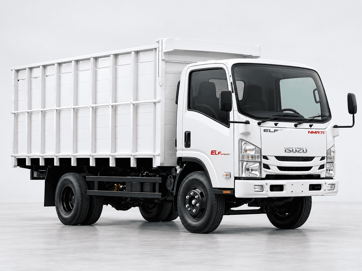 Ilustrasi AI Isuzu ELF NMR 71 dengan bak kayu putih berdinding tinggi, bukan foto produk resmi