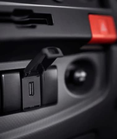 USB charger pada Isuzu ELF NMR