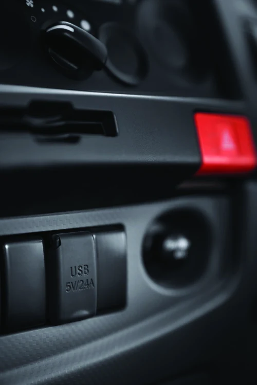 USB charger pada Isuzu GIGA FVR